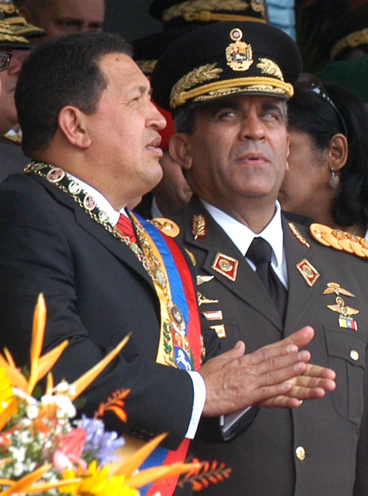 CAR12-CARACAS (VENEZUELA), 05/07/07.- El presidente de Venezuela, Hugo Chávez (i), y el ministro de la Defensa, general Raúl Isaías Baduel (d), observan hoy, 5 de julio de 2007, el desfile cívico militar realizado en el Fuerte Tiuna de Caracas, en conmemoración del 196 aniversario de la Independencia de Venezuela. EFE/Harold Escalona