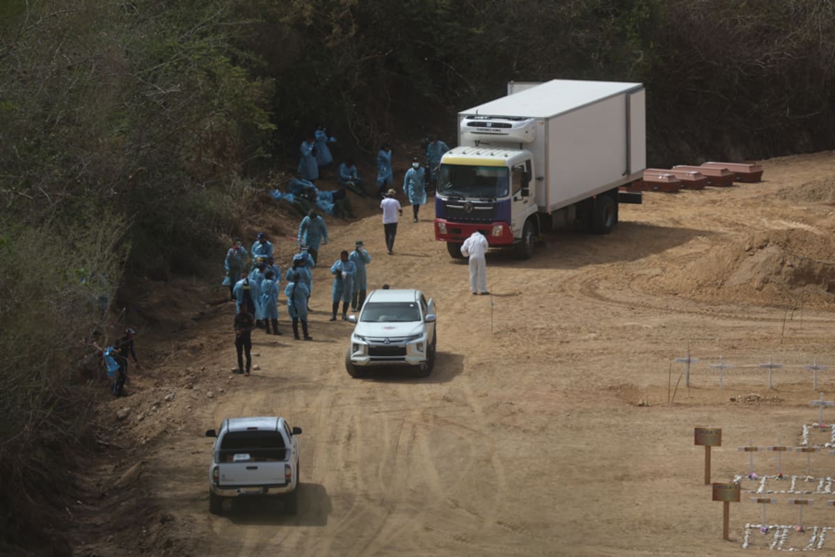 El cementerio La Esperanza, en el estado de La Guaira, fue ampliado para atender el aumento de sepulturas tras los terremotos del 24 de junio, mientras continúan las labores de recuperación de cuerpos. Foto // EFE.
