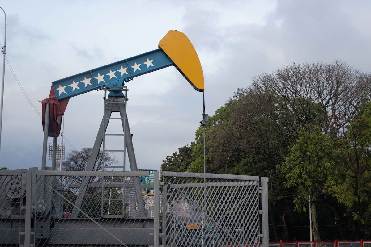Fotografía de un balancín representativo de la estatal Petróleos de Venezuela S.A (Pdvsa), el 21 de abril de 2022, en Caracas (Venezuela). La recuperación de la producción petrolera de Venezuela, que de 3,2 millones de barriles por día (bpd) en 1998 pasó a no superar ahora el millón, es una de las principales metas del presidente Nicolás Maduro en medio de la crisis energética mundial, pero, a juicio de expertos, difícil de alcanzar sin una resolución del conflicto político interno y con las sanciones aún vigentes. EFE/ Ronald Peña