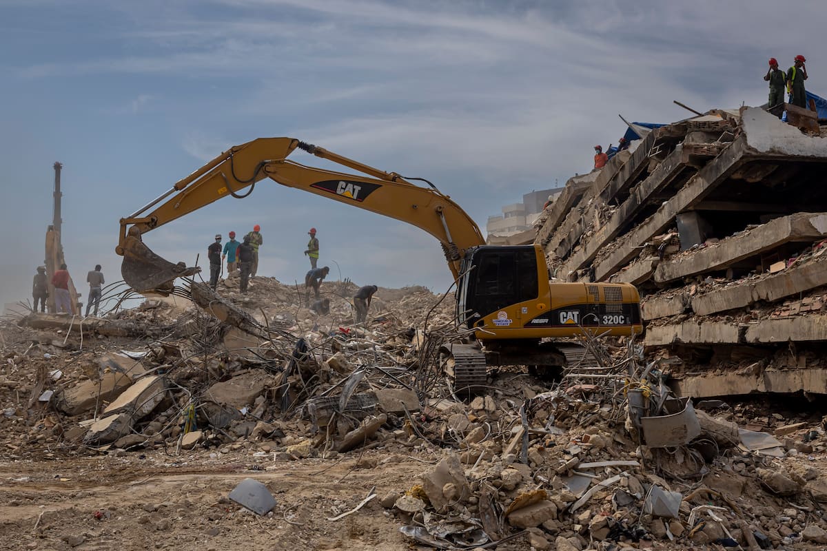 Maquinaria pesada remueve escombros este lunes, en edificios afectados por el doble terremoto del 24 de junio, en Caraballeda (Venezuela). El número de muertos por los devastadores terremotos de hace dos meses en Venezuela llegó a 6.509, según el balance oficial publicado este lunes, que suma 71 fallecimientos respecto a los reportados la semana pasada. EFE/ Miguel Gutiérrez