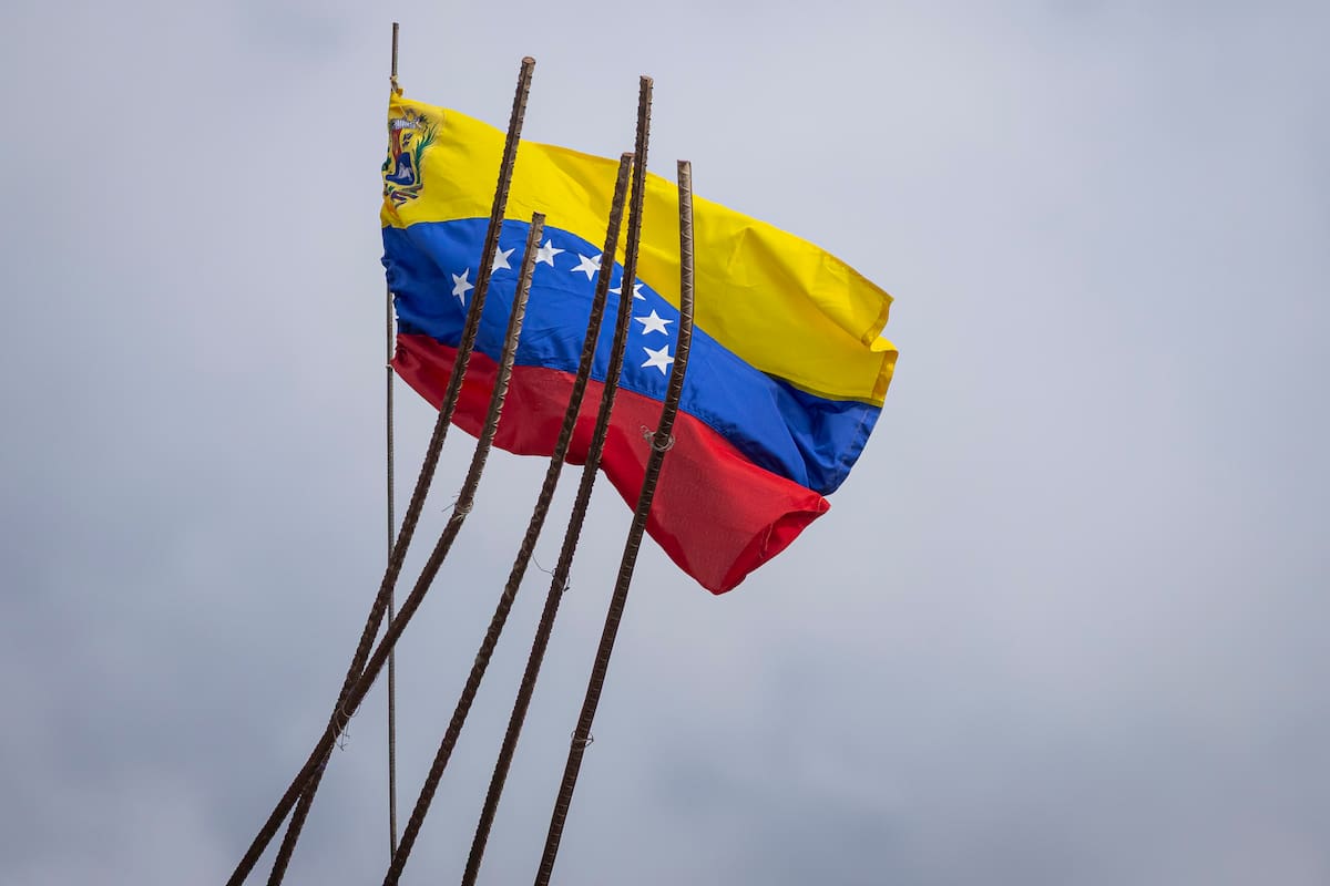 Fotografía que muestra la bandera de Venezuela en un edificio este lunes, afectado por el doble terremoto del 24 de junio, en Caraballeda (Venezuela). El número de muertos por los devastadores terremotos de hace dos meses en Venezuela llegó a 6.509, según el balance oficial publicado este lunes, que suma 71 fallecimientos respecto a los reportados la semana pasada. EFE/ Miguel Gutiérrez