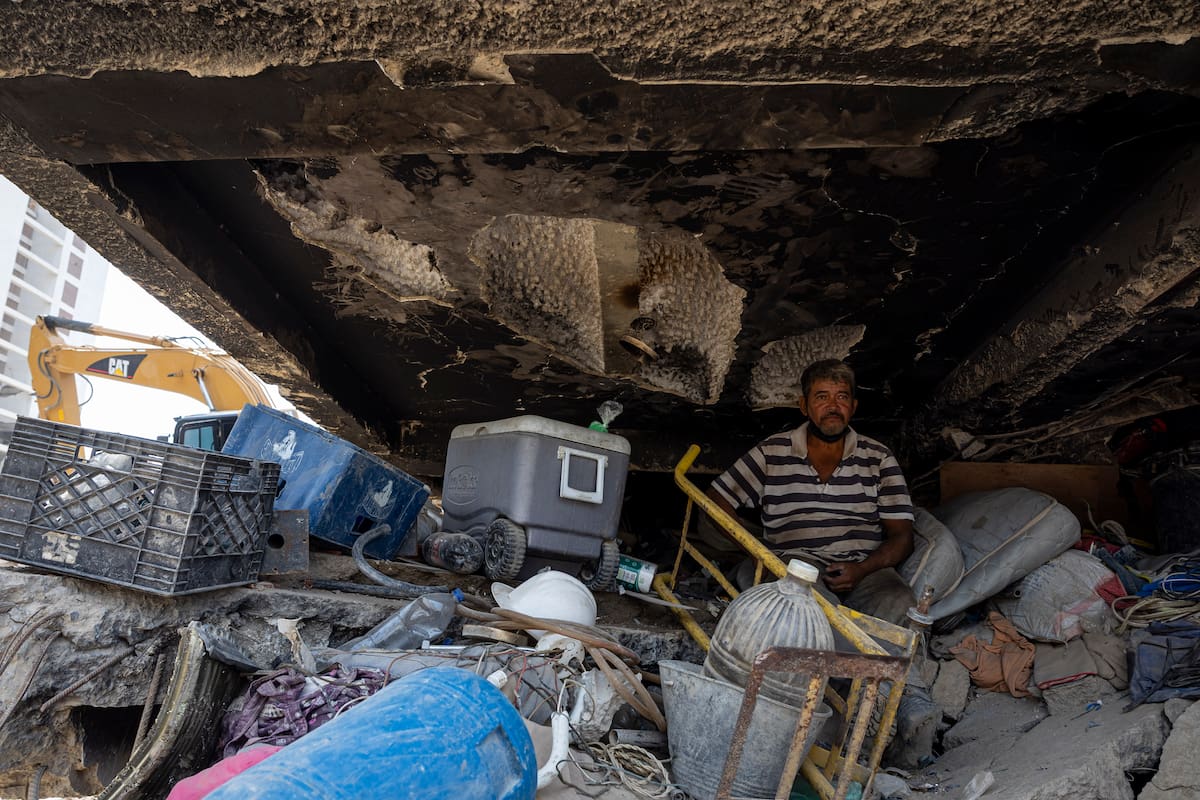 Una persona espera bajo los escombros este lunes, de un edificio afectado por el doble terremoto del 24 de junio, en Caraballeda (Venezuela). El número de muertos por los devastadores terremotos de hace dos meses en Venezuela llegó a 6.509, según el balance oficial publicado este lunes, que suma 71 fallecimientos respecto a los reportados la semana pasada. EFE/ Miguel Gutiérrez