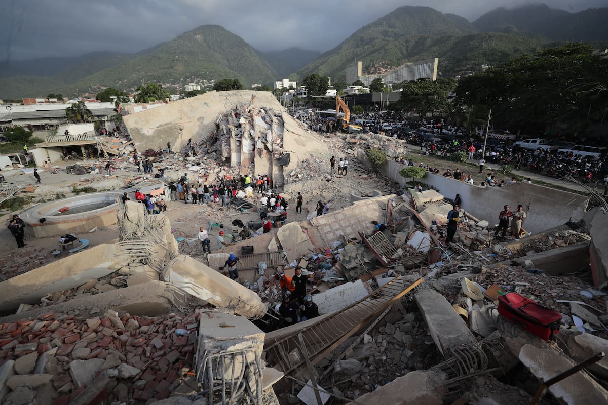 Operaciones de rescate en La Guaira, tras los terremotos. EFE/ Ronald Pena R.