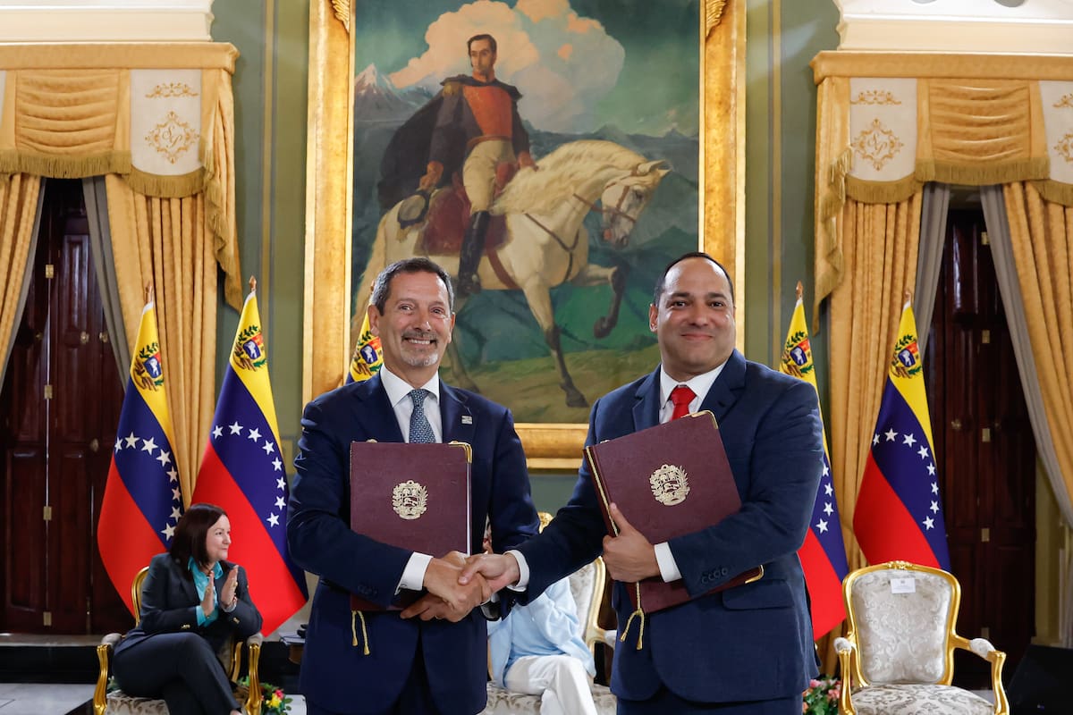 AME595. CARACAS (VENEZUELA), 10/06/2026.- Fotografía cedida por el Palacio de Miraflores que muestra al director ejecutivo la transnacional tecnológica SLB (anteriormente Schlumberger), Olivier Le Peuch (d), posando junto al presidente de la estatal Petróleos de Venezuela (PDVSA), Héctor Obregón, durante la firma de un acuerdo este miércoles, en Caracas (Venezuela). Venezuela y SLB firmaron en Caracas un memorando de entendimiento que tiene como objetivo explorar oportunidades de cooperación en materia de servicios petroleros y de gas con "tecnología de vanguardia". EFE/ Palacio de Miraflores /SOLO USO EDITORIAL/ NO VENTAS/ SOLO DISPONIBLE PARA ILUSTRAR LA NOTICIA QUE ACOMPAÑA (CRÉDITO OBLIGATORIO)