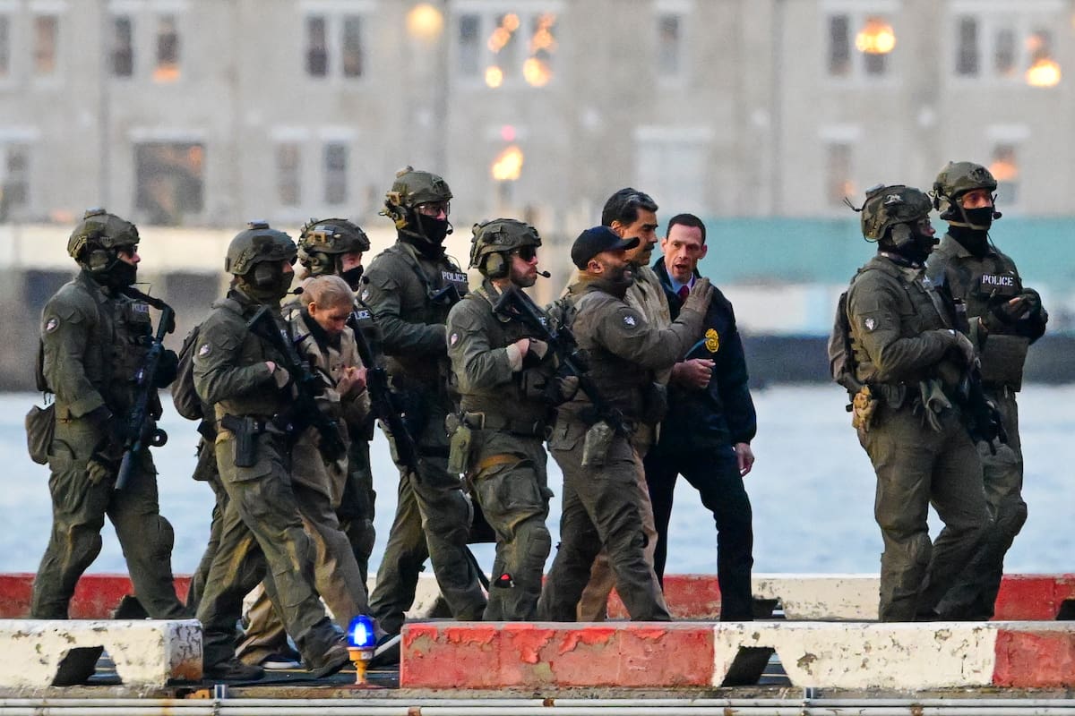 NEW YORK (United States), 05/01/2026.- Captured Venezuelan President Nicolas Maduro and his wife, Cilia Flores, arrive at the Wall Street Heliport during their transport to the federal courthouse for their arraignment in New York, New York, USA, 05 January 2026. (Nueva York) EFE/EPA/Stringer