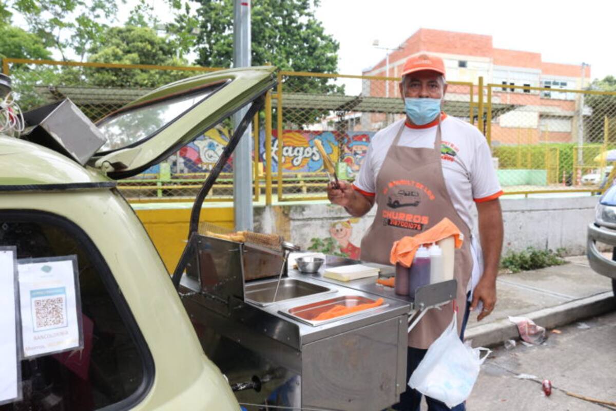 El único carro que quema aceite con olor a ‘churritos’ es el de Jorge Enrique Fernández, quien transporta el dulce sabor de su producto en el emblemático Renault 4.