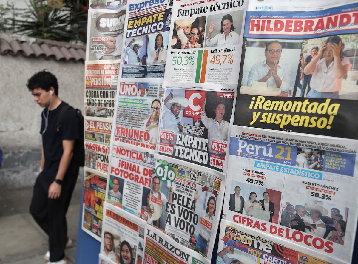 AME9734. LIMA (PERÚ), 08/06/2026.- Una persona camina cerca de un quiosco con distintos diarios este lunes, en Lima (Perú). La ventaja de la candidata derechista Keiko Fujimori sobre el izquierdista Roberto Sánchez se redujo a 0,17 puntos porcentuales, tras el cómputo del 93 % de las actas de votación de la segunda vuelta presidencial en Perú, al registrar el 50,08 % de votos, frente al 49,91 % del postulante de Juntos por el Perú, de acuerdo al último reporte oficial publicado este lunes. EFE/ Paolo Aguilar