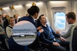 Pánico en pleno vuelo: pasajero es parcialmente succionado tras romperse una ventanilla