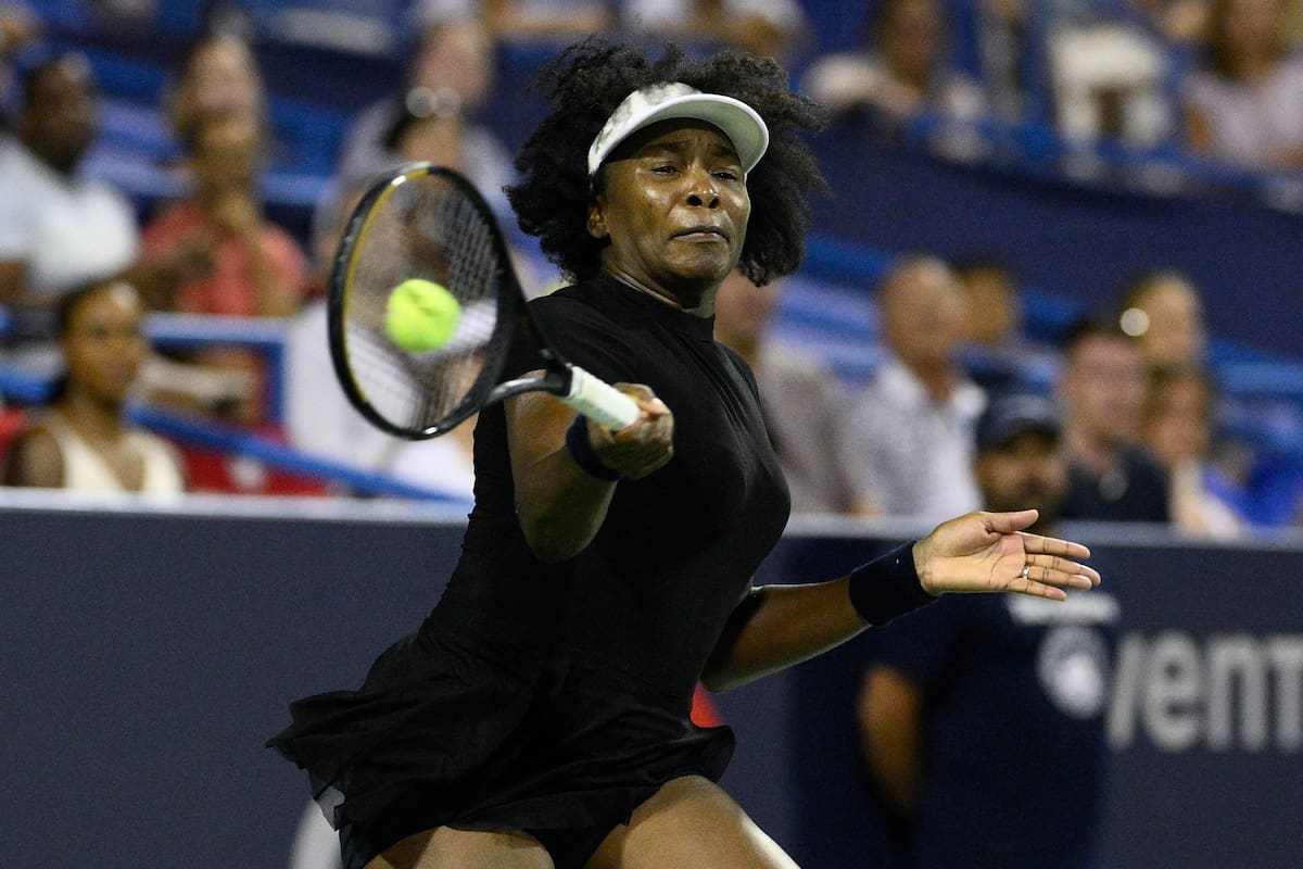 Venus Williams devuelve la pelota contra Peyton Stearns durante un partido en el torneo de tenis Citi Open. //Foto, AP: Nick Wass
