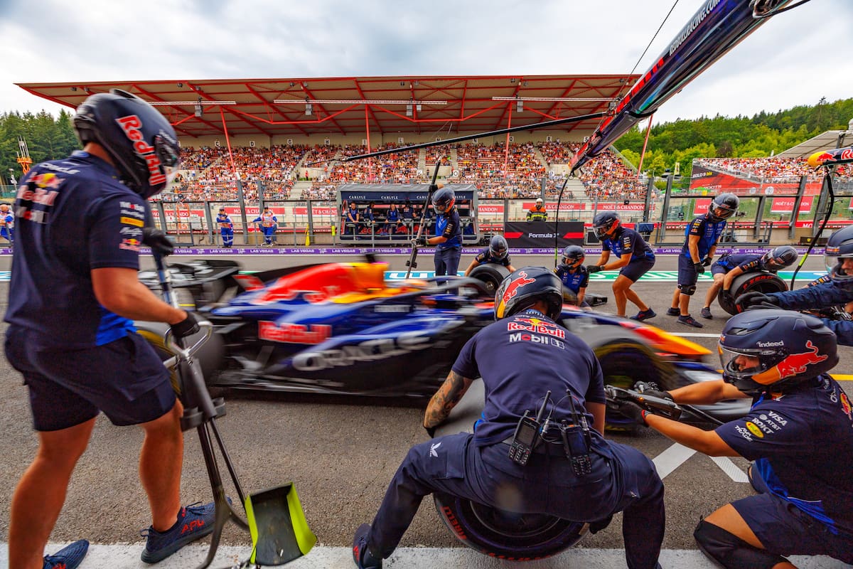 El neerlandés Max Verstappen (Red Bull), cuádruple campeón del mundo, marcó el mejor tiempo este viernes en el primer entrenamiento libre para el Gran Premio de Bélgica, el décimo del Mundial de Fórmula Uno, que se disputa en el circuito de Spa-Francorchamps. EFE/EPA/OLIVIER MATTHYS