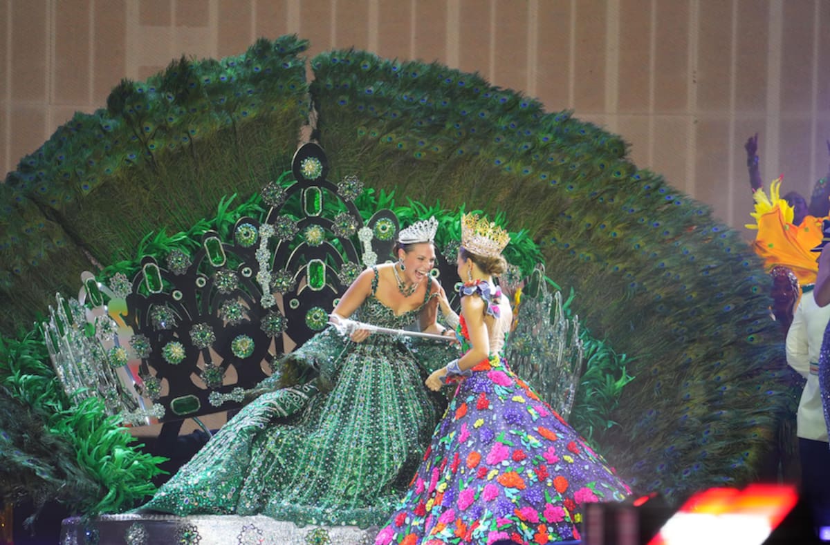 ‘Raíz Viva’, es el nombre del vestido con que la reina Carnaval de Barranquilla 2026, Michelle Char Fernández, recibió la corona de Kay Angulo Fernandez De Castro.//Cortesía Carnaval de Barranquilla.