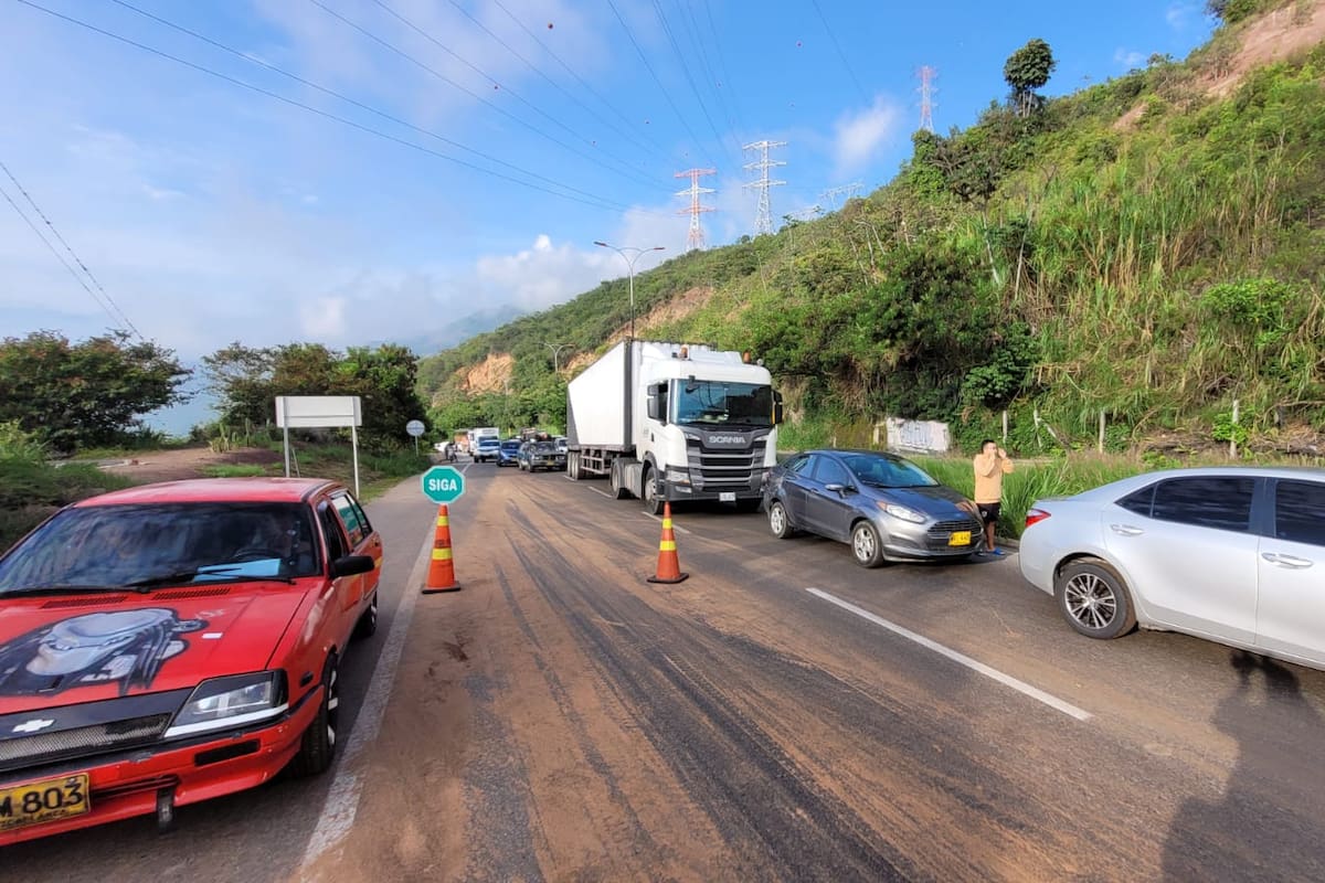 Vía al aeropuerto Palonegro amanece bloqueada por alza del impuesto predial. | Foto: Franz Rey, Vanguardia