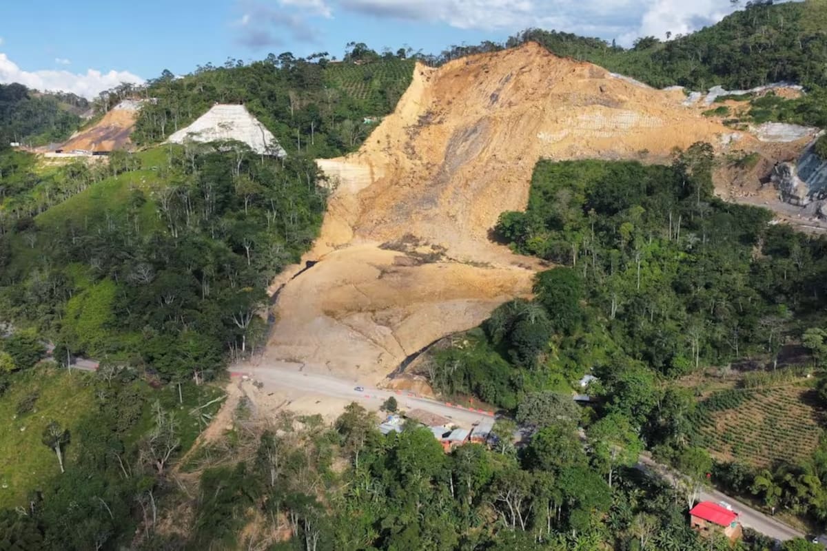 El primero de octubre de 2023 se presentó este gran derrumbe en la vía Bucaramanga - Barrancabermeja | Byron Pérez / VANGUARDIA