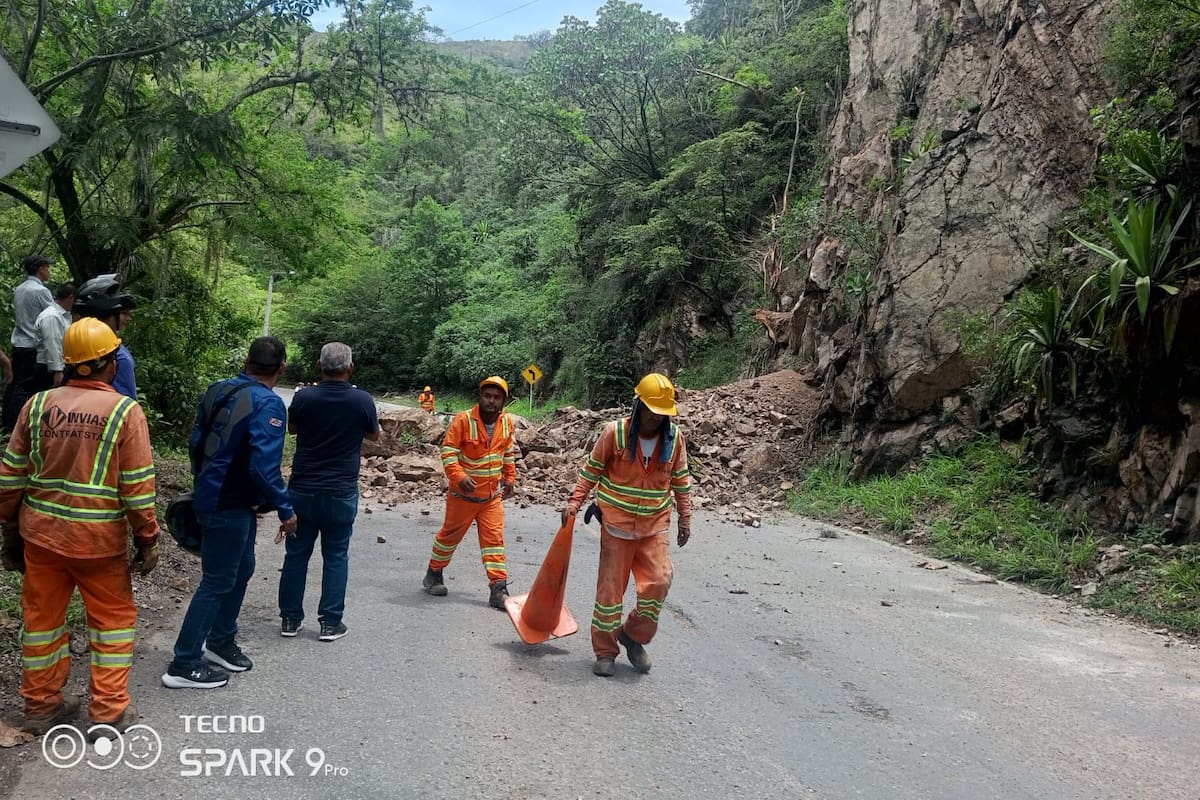 Derrumbe en la vía a San Gil
