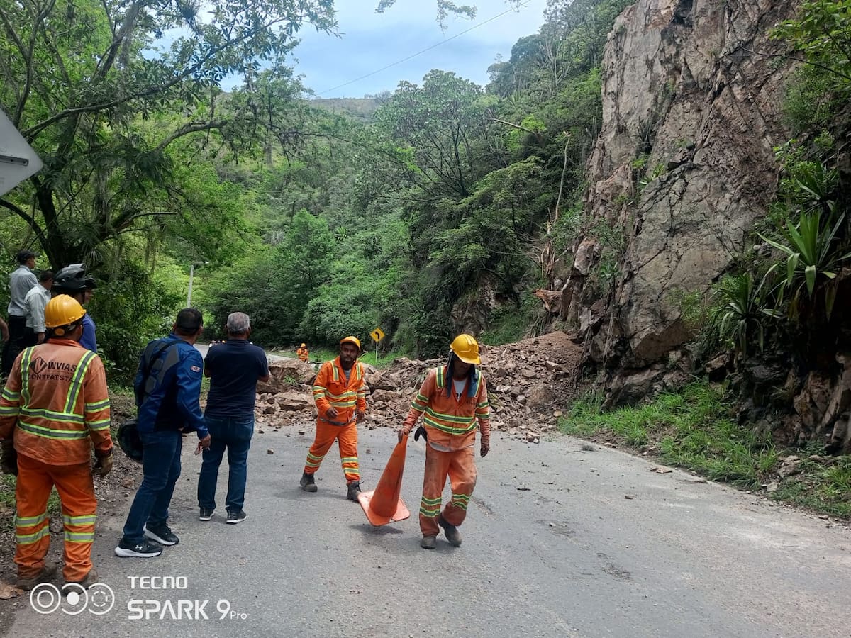 El corredor vial Bucaramanga-San Gil-Bogotá ha enfrentado en anteriores ocasiones cierres por derrumbes y caída de rocas, eventos que aumentan durante las temporadas de lluvias y afectan la movilidad entre Santander y el centro del país. Derrumbe en la vía a San Gil, antecedentes.