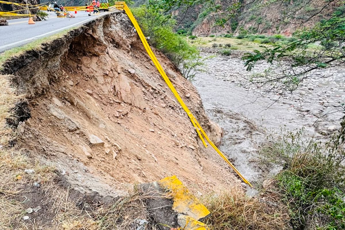 Las imágenes muestran la magnitud de la afectación en el sector del puente Pescadero, donde la fuerza del río Chicamocha debilitó el terreno que sostiene la carretera y obligó a implementar medidas de prevención para evitar una emergencia mayor. Foto suministrada // Vnaguardia.