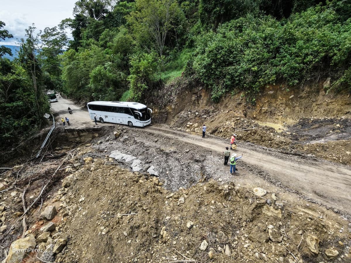 Hundimiento en la vía Bucaramanga - San Vicente.