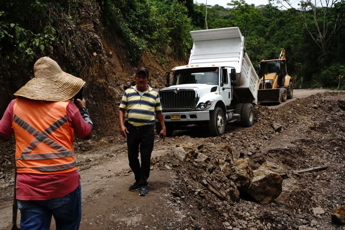 Hundimiento en la vía Bucaramanga - San Vicente.