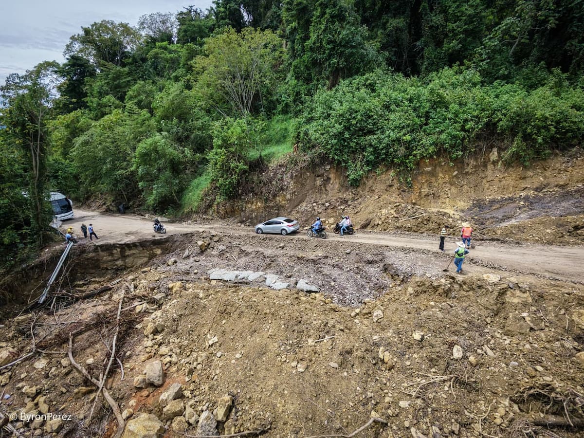 Hundimiento en la vía Bucaramanga - San Vicente.