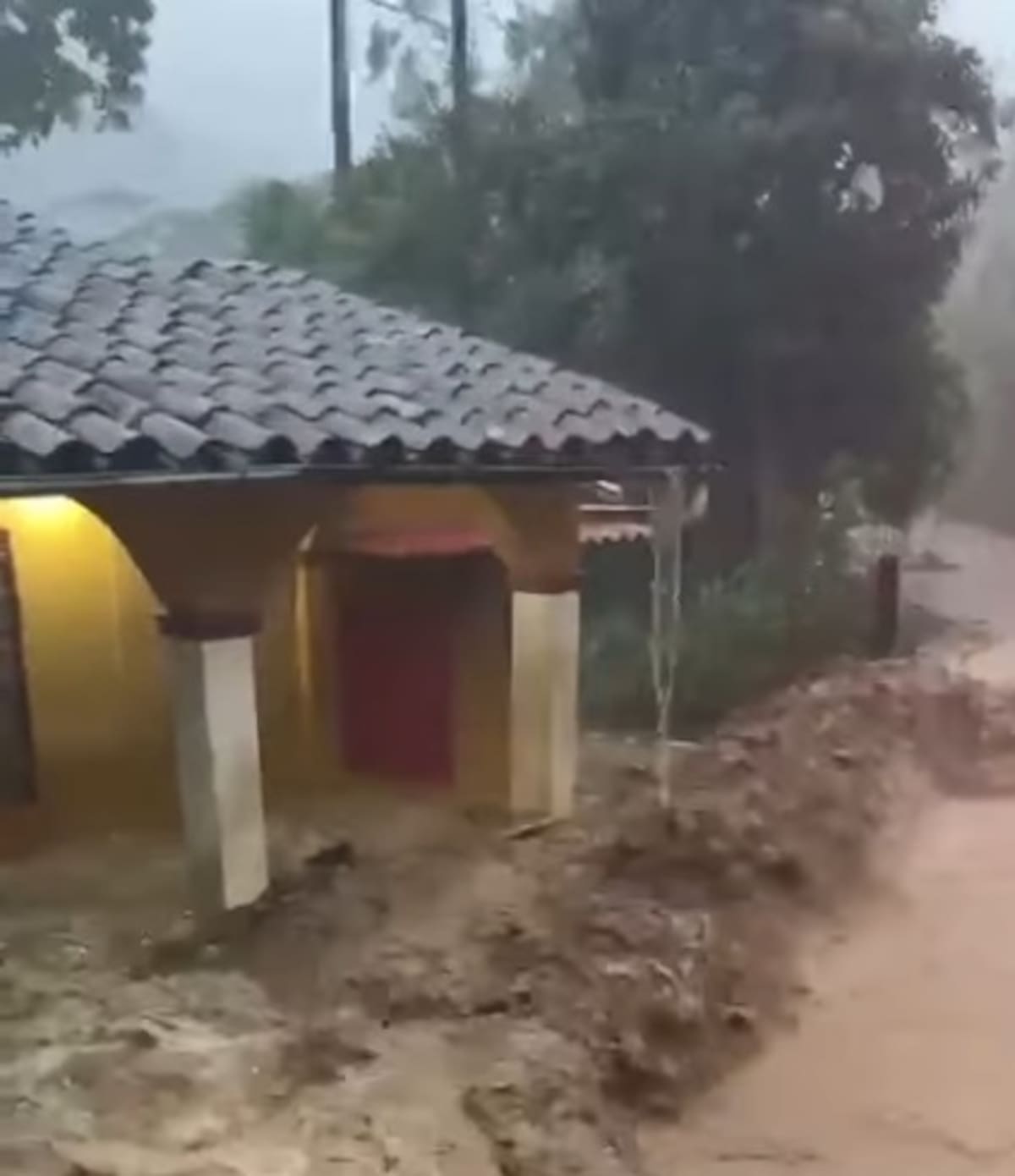 La vía entre Coromoro y Charalá fue cerrada por varios derrumbes causados por las lluvias.