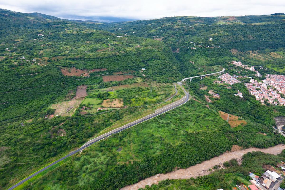 En los últimos años desde Santander se ha insistido en la necesidad de que la pavimentación también avance en territorio santandereano.