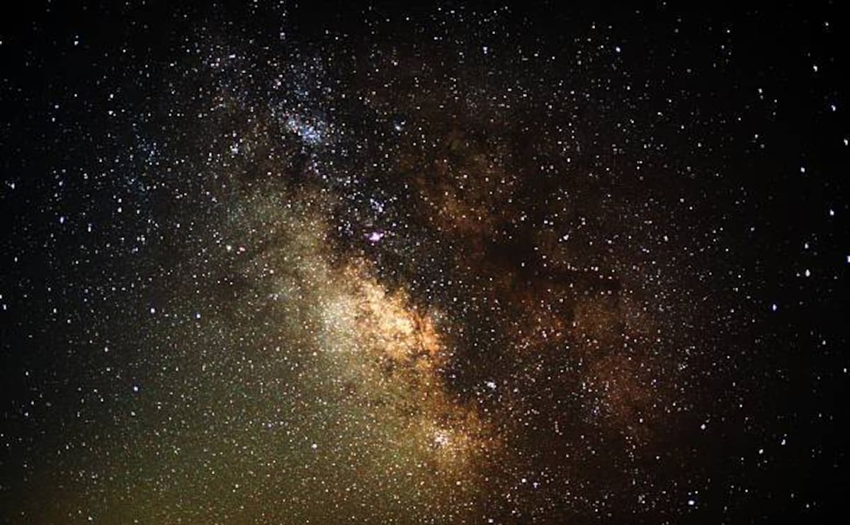 Tras medio siglo de misterio, astrofísicos confirmaron que Sagitario A, el agujero negro en el centro de la Vía Láctea, expulsa un poderoso flujo de viento caliente hacia el espacio exterior.