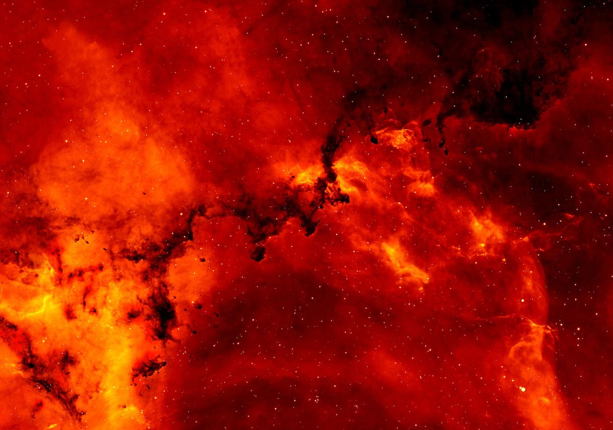 El histórico hallazgo confirma las teorías de la física sobre la evolución galáctica y demuestra que estos gigantes cósmicos no solo engullen materia, sino que también la expulsan con una fuerza descomunal.