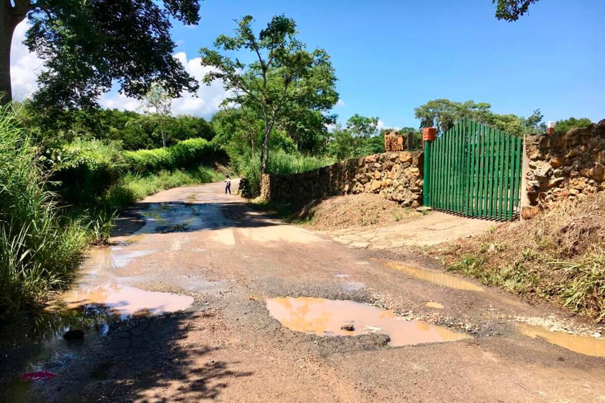 Vanguardia recorrió la zona y se encontró con una vía angosta, sin alcantarillas y aguas tomándose la carretera. También numerosos huecos que en temporada de lluvias dificultan el tránsito vehicular.