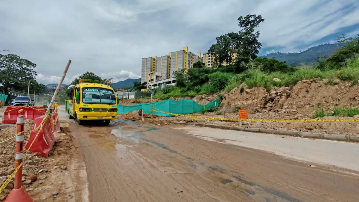La falta de obras de drenaje pluvial sería la causa de las constantes inundaciones en una vía recién pavimentada en Girón, según denunció la comunidad. Foto: Marco Valencia.