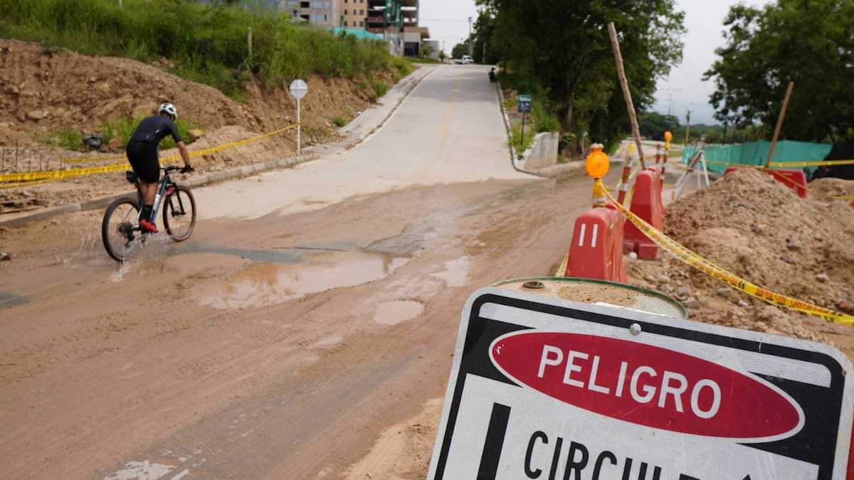 Cada aguacero se convierte en un problema para los residentes de San Antonio del Carrizal, quienes aseguran que la nueva vía del sector termina convertida en un canal de agua y lodo. Foto: Marco Valencia