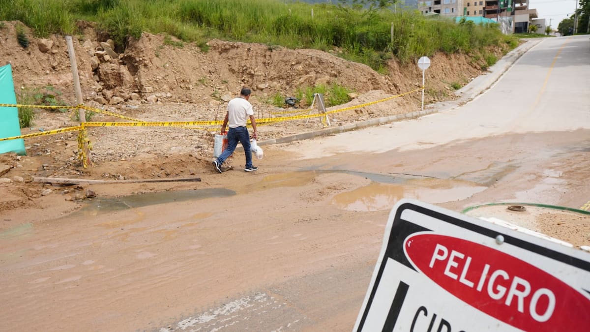 Peatones, motociclistas y conductores enfrentan riesgos cada vez que llueve en esta carretera nueva en San Antonio del Carrizal, Girón. Foto: Marco Valencia