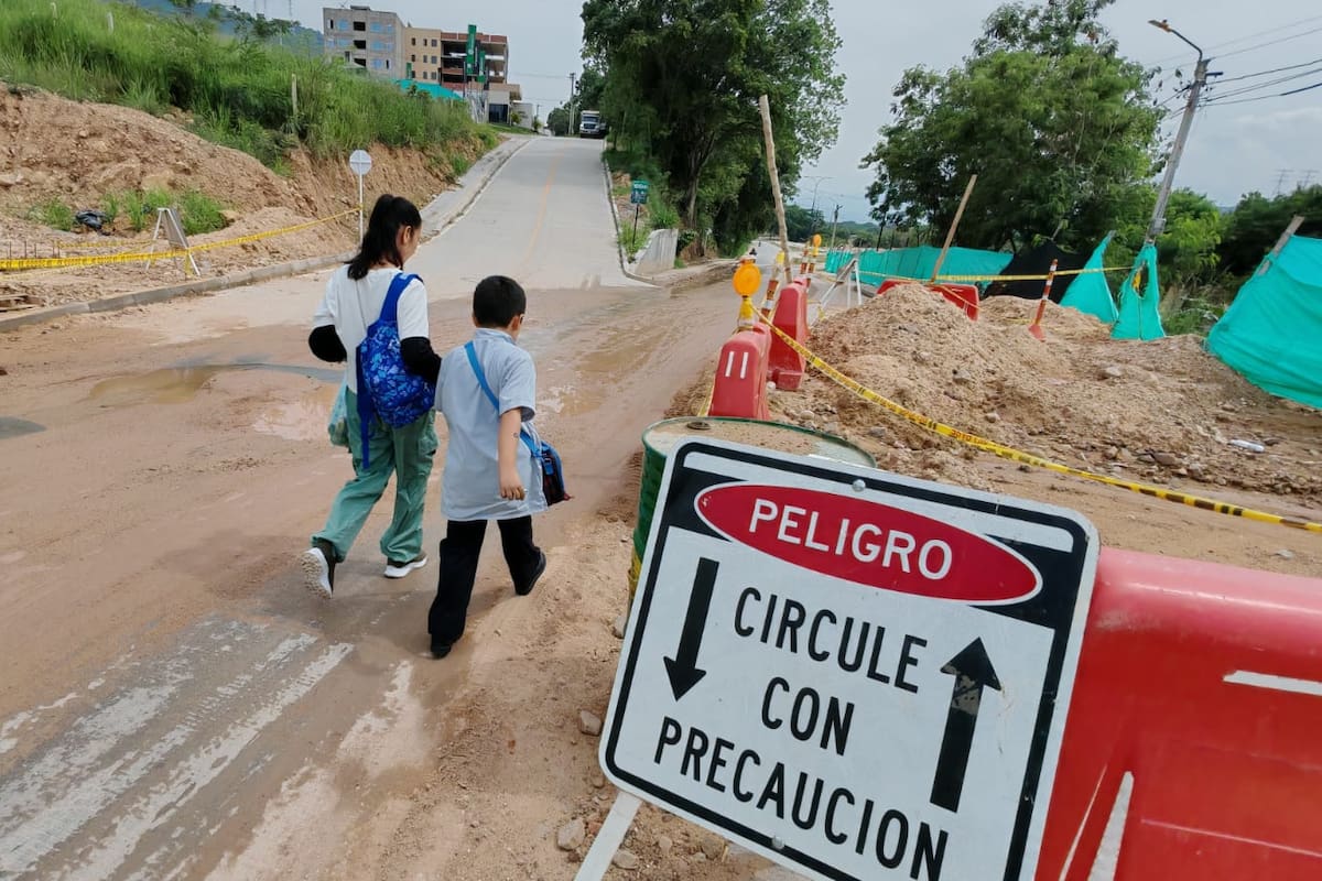 Lo que debía mejorar la movilidad de miles de familias hoy genera preocupación, debido a las constantes inundaciones que se registran en una vía recién construida en Girón. Foto: Marco Valencia
