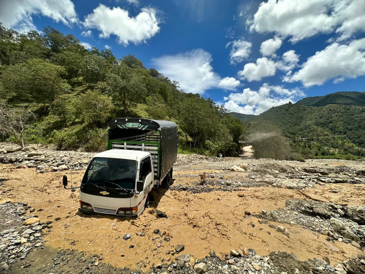 Creciente quebrada La Leona de Onzaga. Mauricio Olaya/Vanguardia.