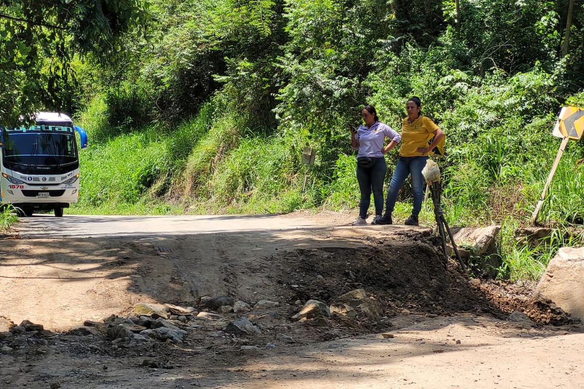 La vía cedió en el sector de Náutica, en el tramo San Vicente de Chucurí y Bucaramanga. (Foto: Franz Rey / Captura de video / VANGUARDIA
