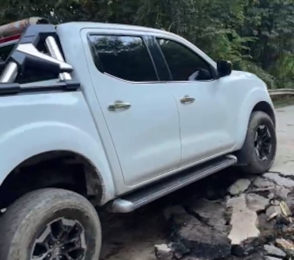 La vía cedió en el sector de Náutica, en el tramo San Vicente de Chucurí y Bucaramanga. Suministrada / VANGUARDIA
