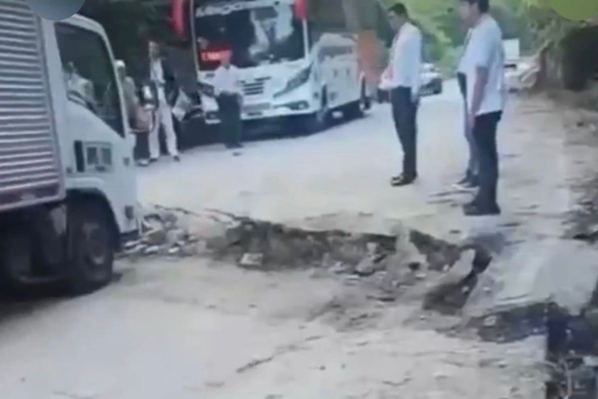 La vía cedió en el sector de Náutica, en el tramo San Vicente de Chucurí y Bucaramanga. Captura de video / VANGUARDIA