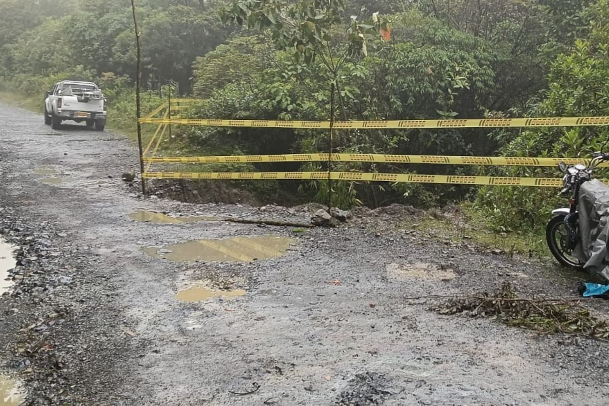 En el sector de El Casino se fue un tramo de la vía debido a las fuertes lluvias y la inestabilidad del terreno, generando el accidente de una ambulancia.