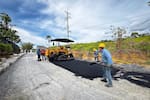 Comenzó instalación de carpeta asfáltica en vía hacia la UIS de Barbosa