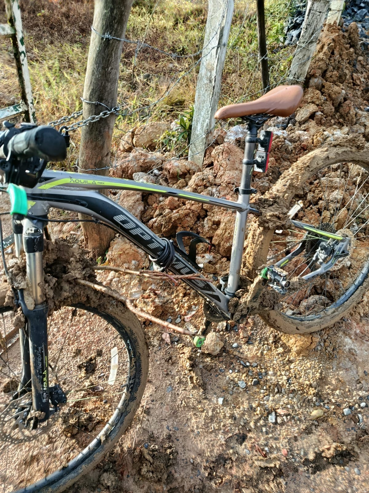 Las lluvias hacen que el trazado entre el sector de Los Almendros y la universidad sea intransitable para la comunidad.