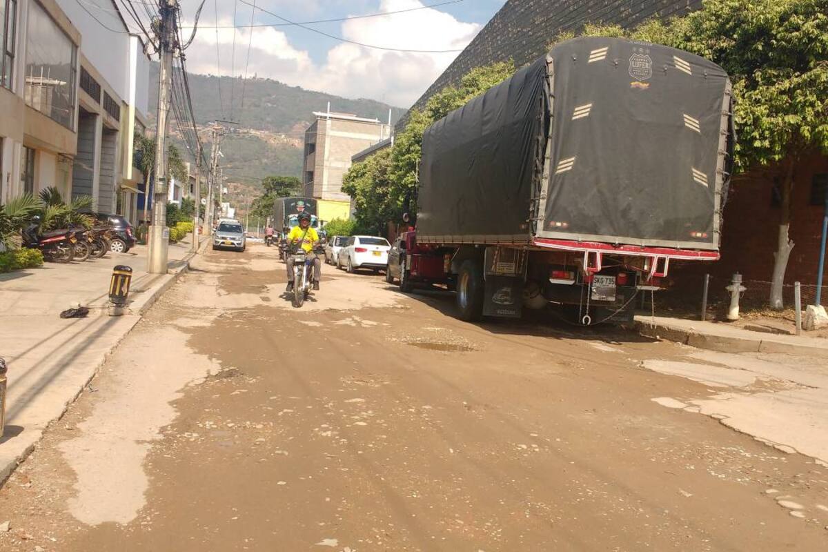 El tránsito de vehículos se ha tornado en una verdadera pesadilla para los conductores, y ha desmejorado la calidad de vida en el sector. (Foto: Ángela Castro Ariza / VANGUARDIA LIBERAL)