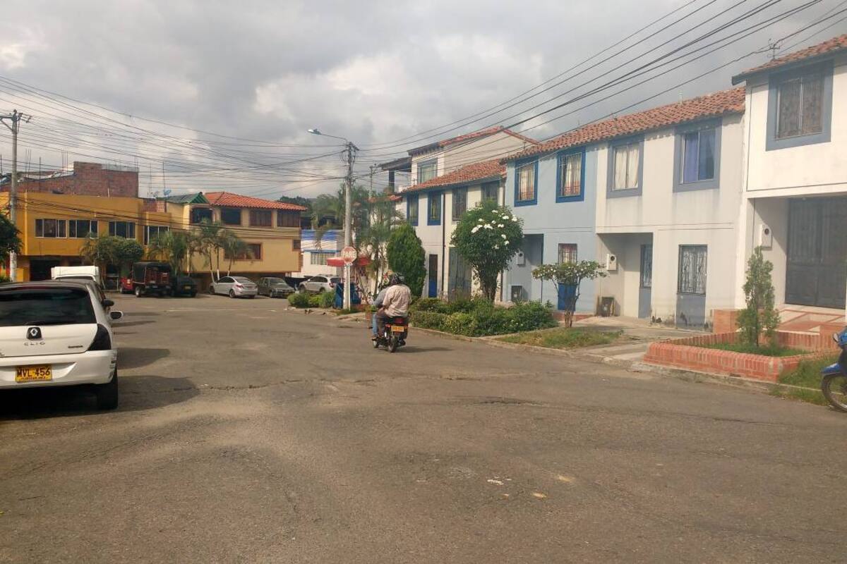 El grave daño que presenta la vía es notable a simple vista, con hundimientos y ondulaciones que dificultan el tránsito de los vehículos y motocicletas. (Foto: Ángela Castro Ariza / VANGUARDIA LIBERAL)