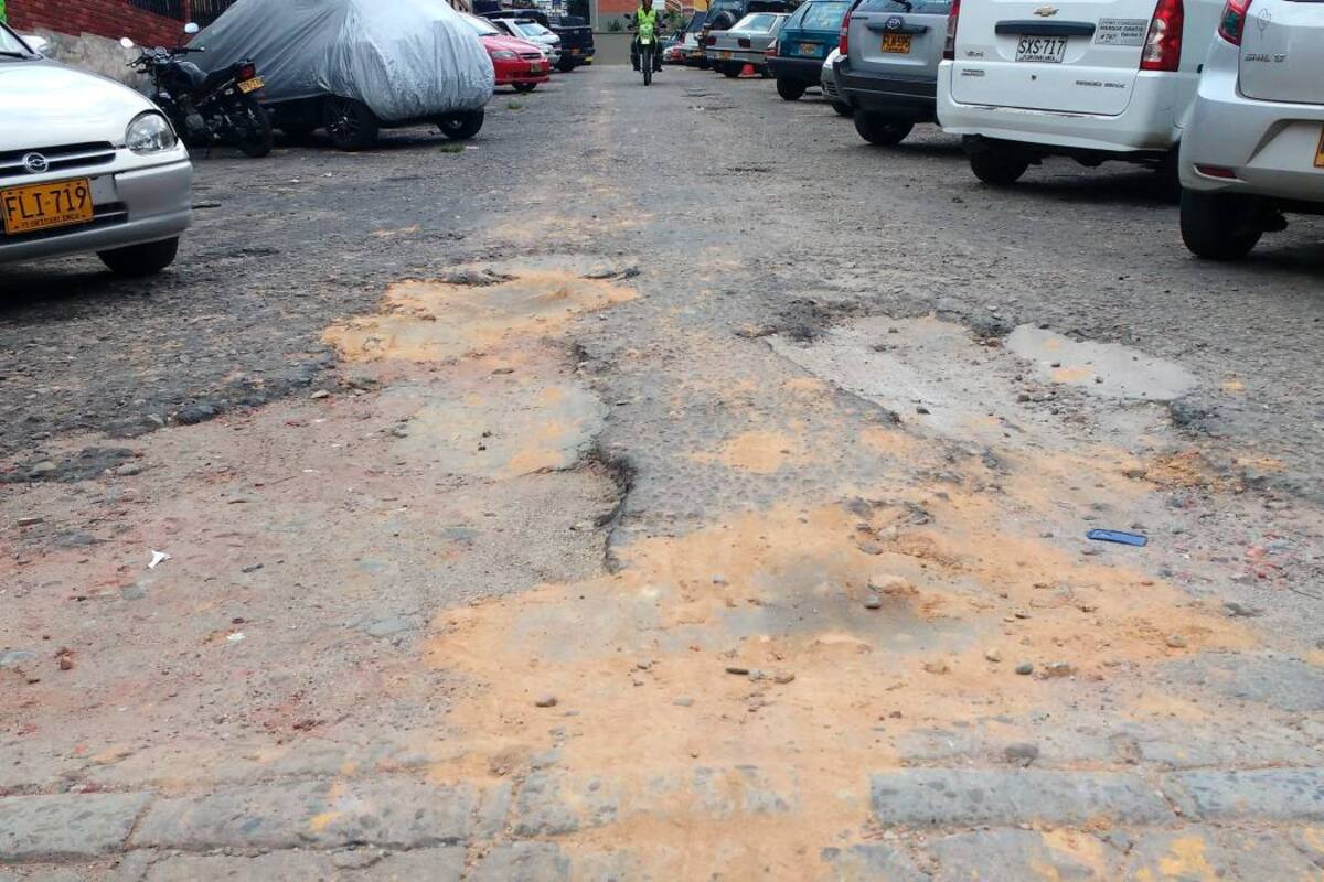 Como se observa en la imagen, la misma comunidad se ha visto obligada a resanar de forma improvisada los enormes huecos de la vía con tierra y cemento. La Junta de Acción comunal ya ha acudido al Municipio y a varias entidades pero sus demandas no han sido atendidas. (Foto: José Luis Pineda /VANGUARDIA LIBERAL)