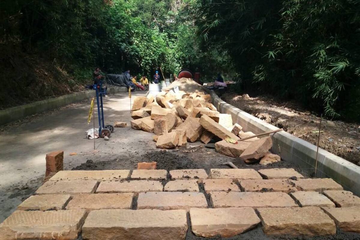 Un total de 500 metros cuadrados de piedra barichara se instalarán en la vía de acceso al ecoparque en Floridablanca. (Foto: Suministrada / VANGUARDIA LIBERAL)