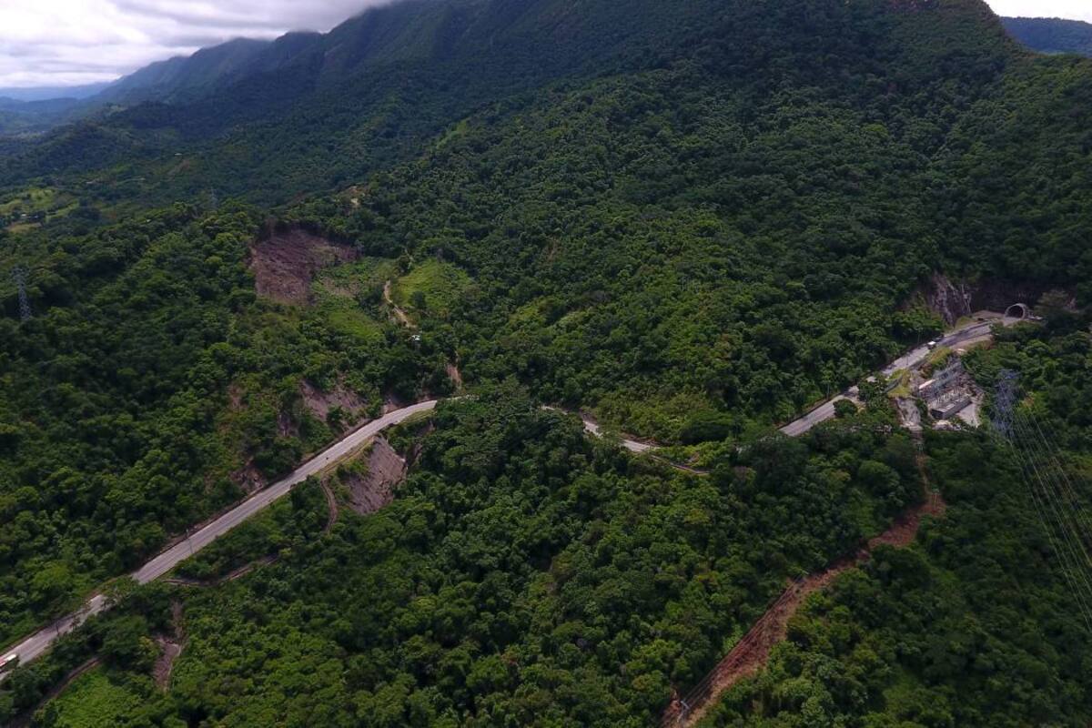 La vía definitiva que reemplazará la sustitutiva (construida por Isagén), tendrá una longitud de 28 kilómetros en terreno estable, que cuenta con dos túneles que cubren 6 kilómetros. Se tiene previsto que entre en funcionamiento en mayo del 2021. (Foto: Archivo/ VANGUARDIA LIBERAL)