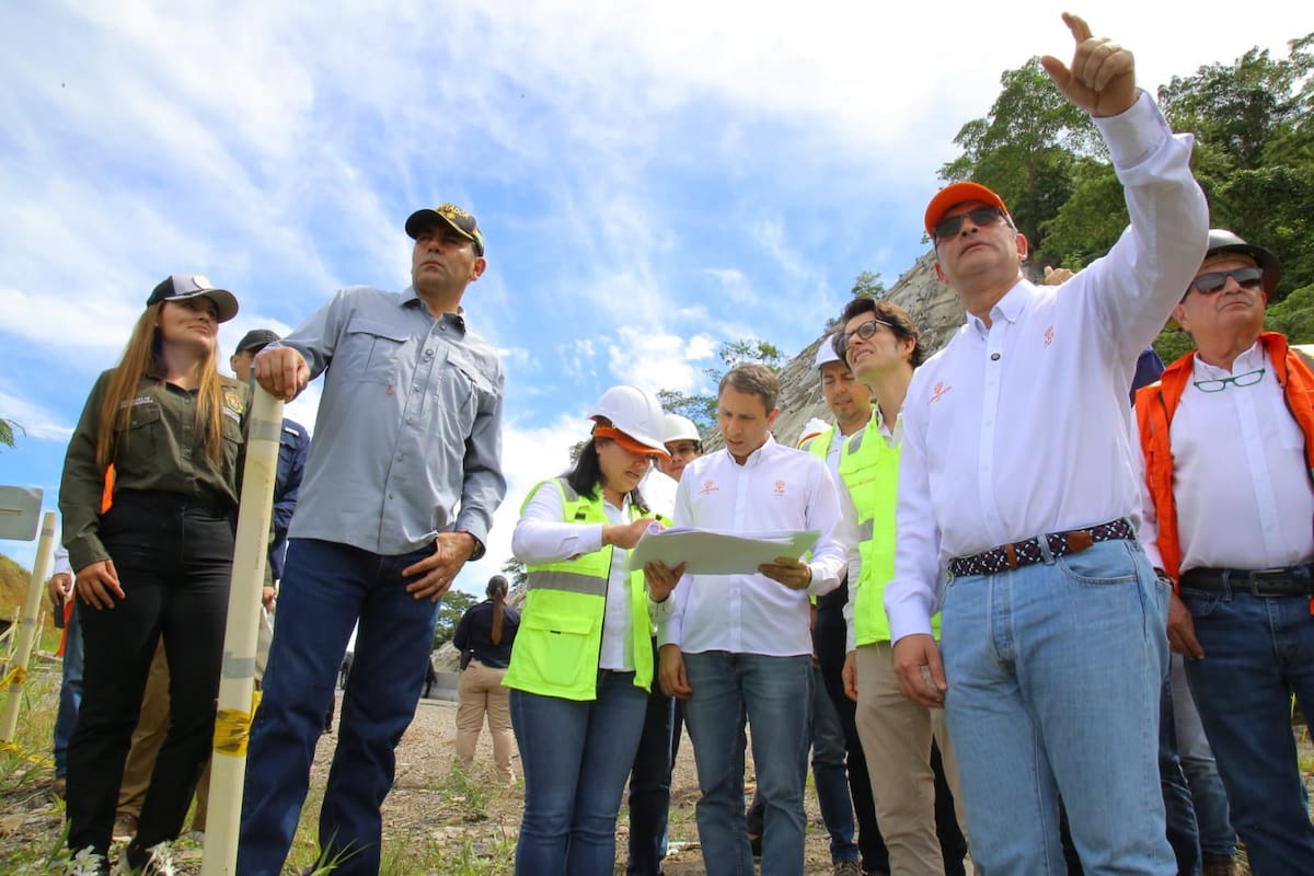 El presidente
de la ANI, Óscar Torres Yarzagaray, el vicepresidente Ejecutivo, Roberto
Uparela, y el gobernador de Santander, Juvenal Díaz Mateus, evaluaron de
primera mano las condiciones del tramo afectado por un deslizamiento de tierra
ocurrido en 2023| Suministradas