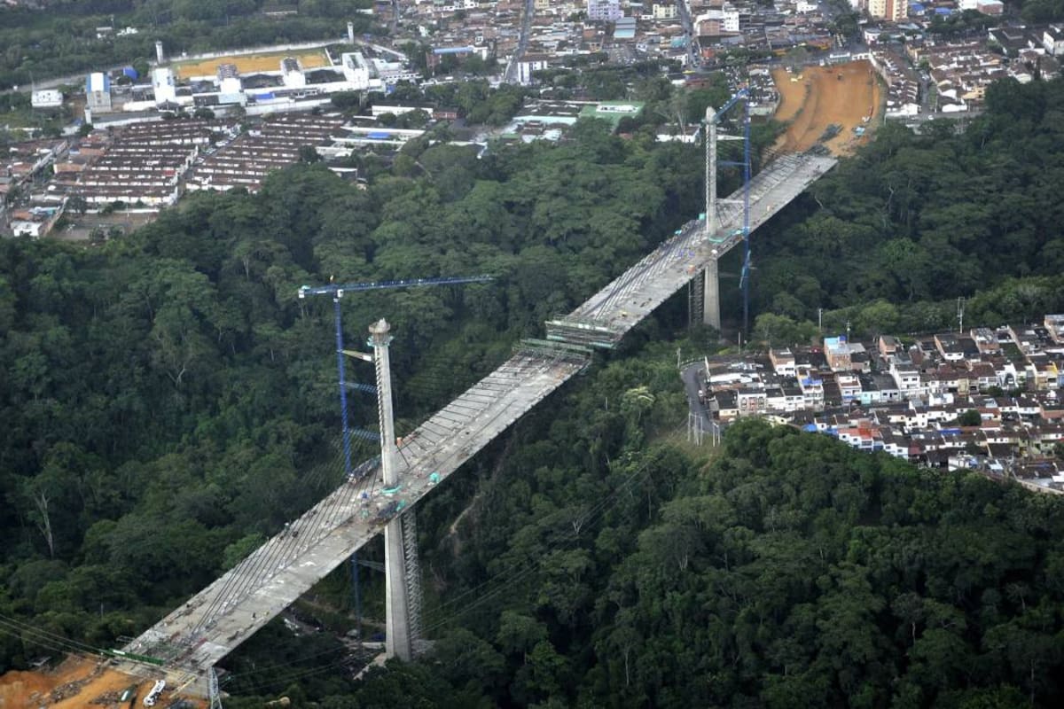 Vista aérea tomada esta semana de cómo va la construcción del Viaducto de La Novena. Como se puede ver, ambas dovelas están a punto de encontrarse para lograr el cierre del tablero. (Foto: Laura Herrera / VANGUARDIA LIBERAL)