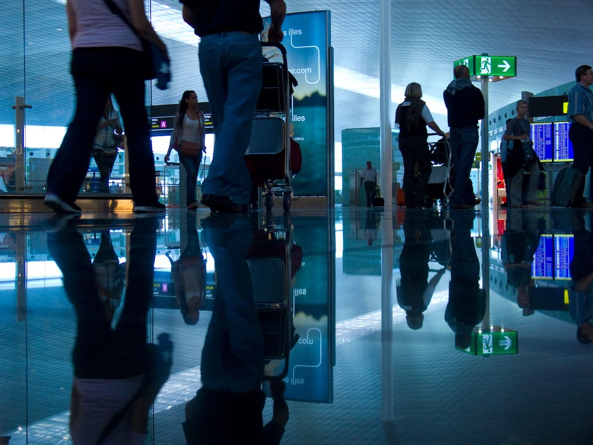 La guía del ‘viajero inteligente’ reúne ocho recomendaciones para aprovechar la tecnología al viajar, desde el uso de eSIM y billeteras digitales hasta la inteligencia artificial, las reservas anticipadas y la protección de documentos.