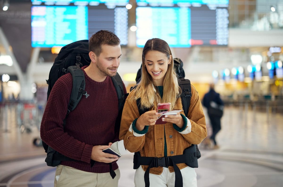 Las billeteras digitales y cuentas multidivisa pueden facilitar la gestión de los gastos durante un viaje internacional.