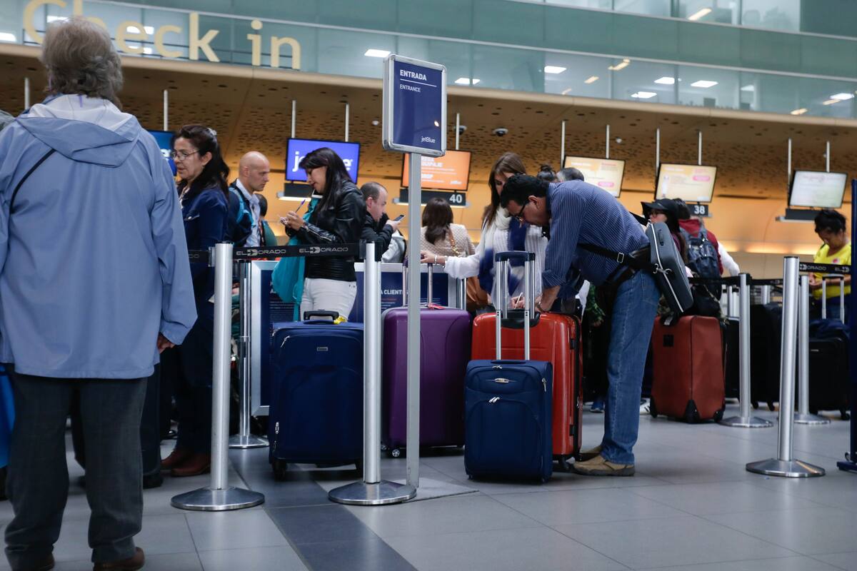 Imagen de referencia de viajeros en aeropuerto. // Foto: Colprensa.