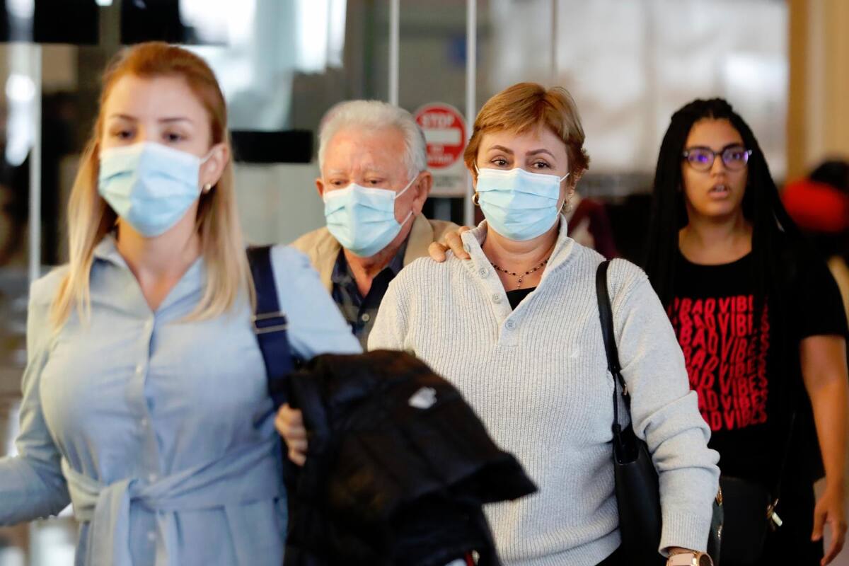 Además no se permitirá abordar al pasajero que presente fiebre o síntomas respiratorios asociados con COVID-19. (Foto: EFE / VANGUARDIA)